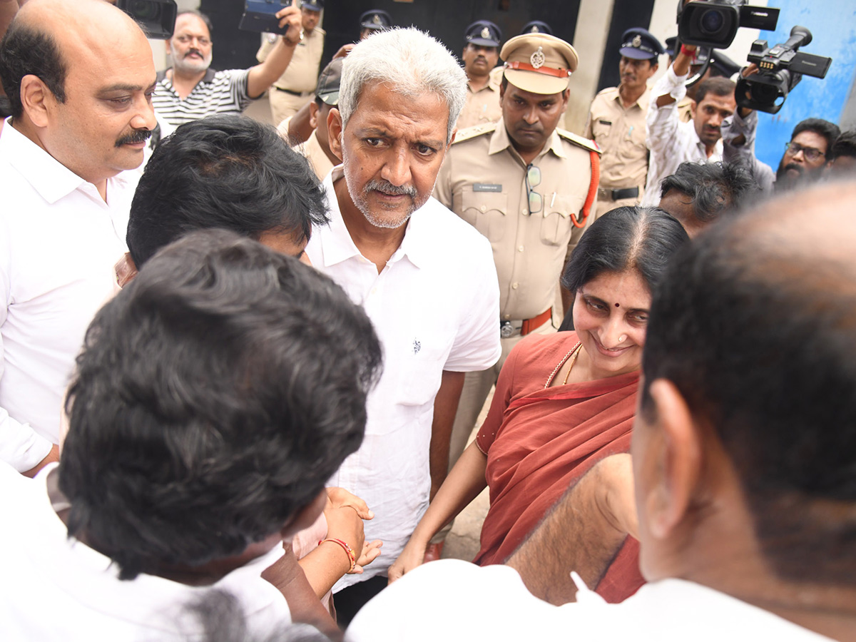 Vallabhaneni Vamsi FIRST MEET with YS Jagan After Jail Release Photos11