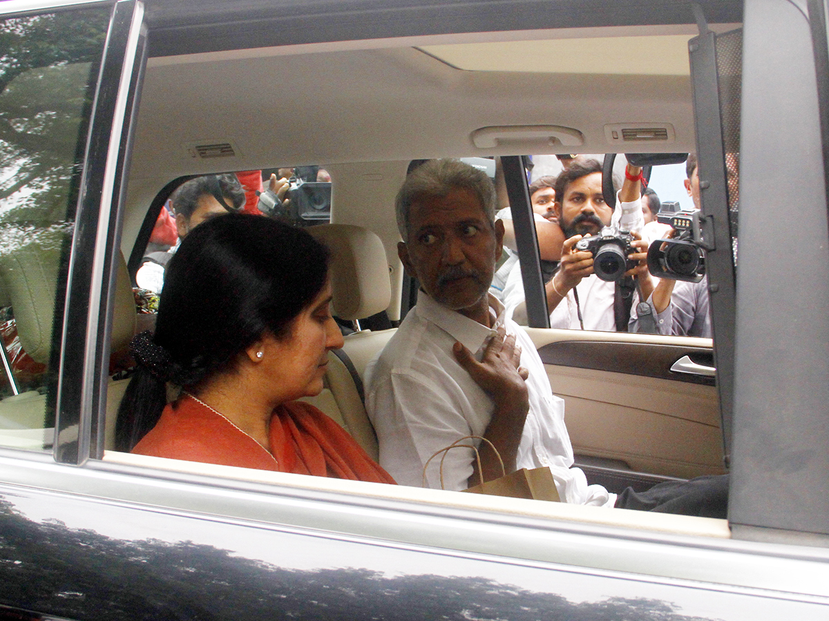 Vallabhaneni Vamsi FIRST MEET with YS Jagan After Jail Release Photos6