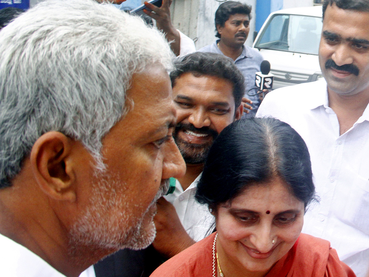 Vallabhaneni Vamsi FIRST MEET with YS Jagan After Jail Release Photos8