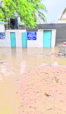 వరద గుప్పిట్లో మూత‘బడి’ 1