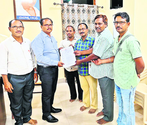సంపన్నులను వదిలి.. చిరుద్యోగుల వెంట! 1