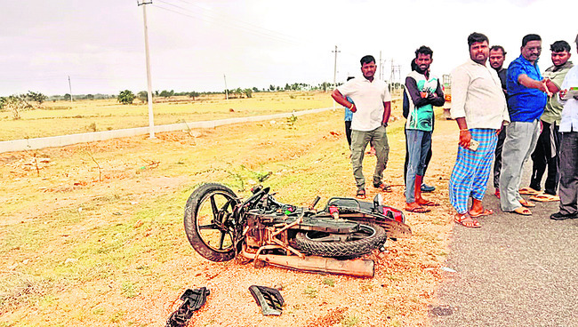 కారు, బైక్ ఢీ.. ఇద్దరు మృతి 1