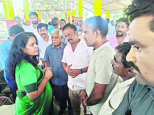 గోతుల రోడ్లు కనిపించడం లేదా? 1