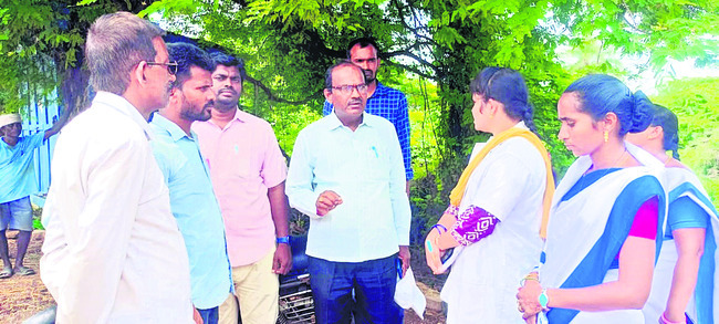 ట్రాక్కు మరమ్మతులు.. నిలిచిన వాహనాలు 1