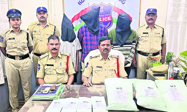 వీధికుక్కల దాడిలో 200 నాటు కోళ్లు మృతి1
