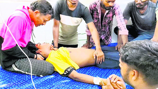 విద్యుత్ షాక్తో ఇద్దరు యువకులకు గాయాలు 1