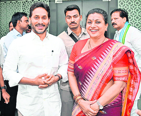 జగనన్నను కలిసిన మాజీ మంత్రి రోజా
1