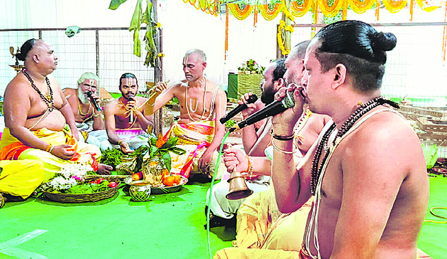 40 బారికేడ్లు వితరణ 1