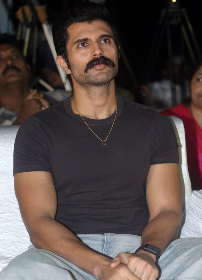 vijay devarakondas kingdom pressmeet photos15
