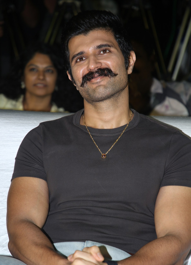 vijay devarakondas kingdom pressmeet photos6