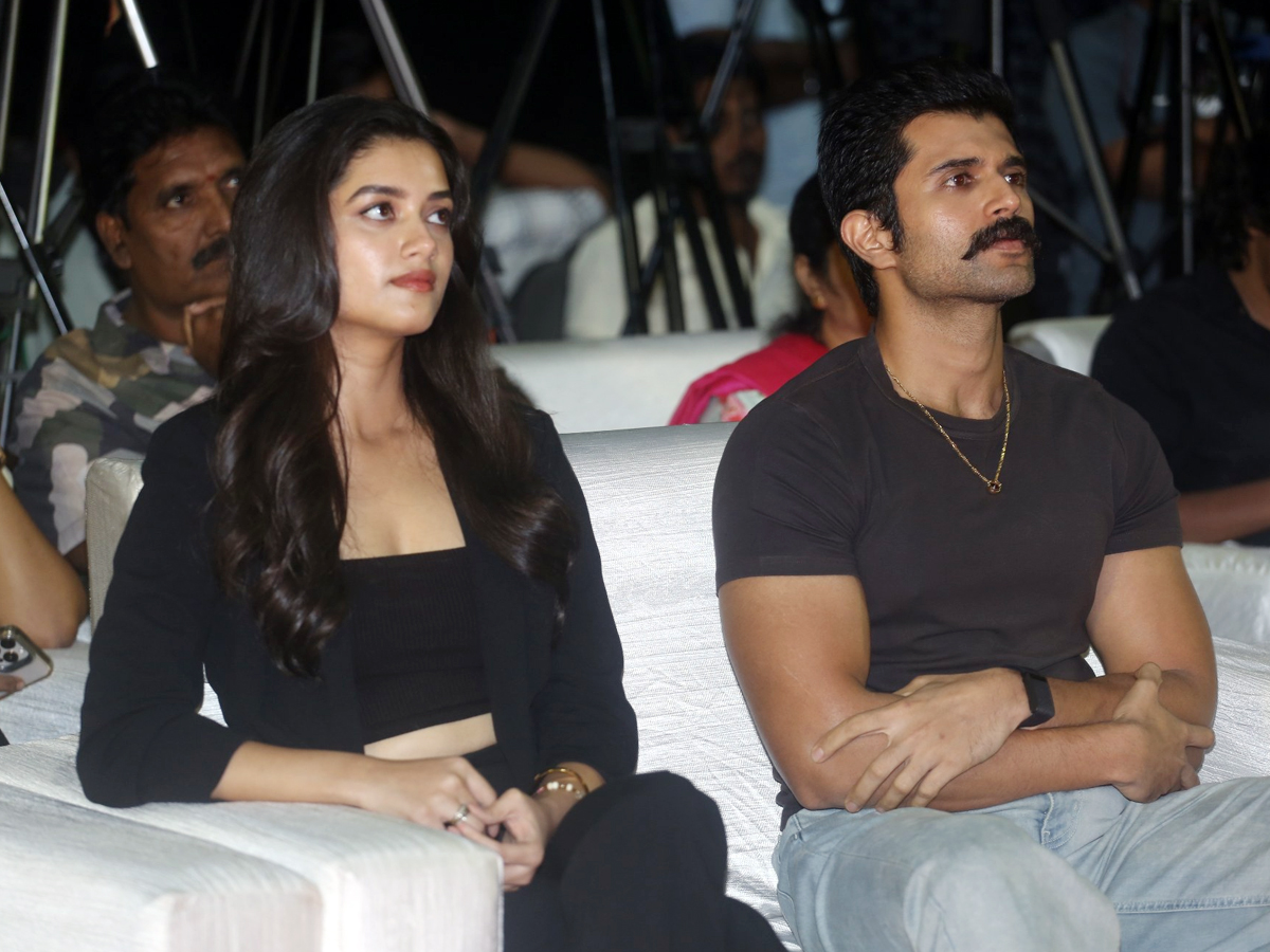 vijay devarakondas kingdom pressmeet photos7