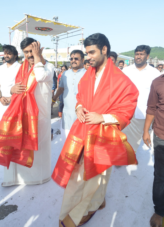 'Junior' movie hero Kireeti in Tirumala Srivari Seva (Photos)12