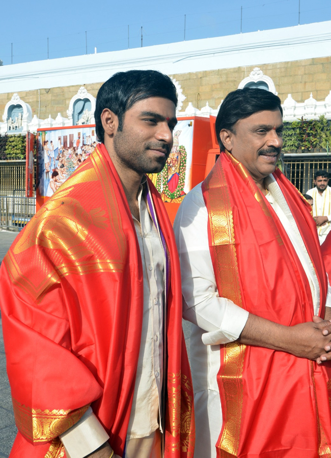 'Junior' movie hero Kireeti in Tirumala Srivari Seva (Photos)2