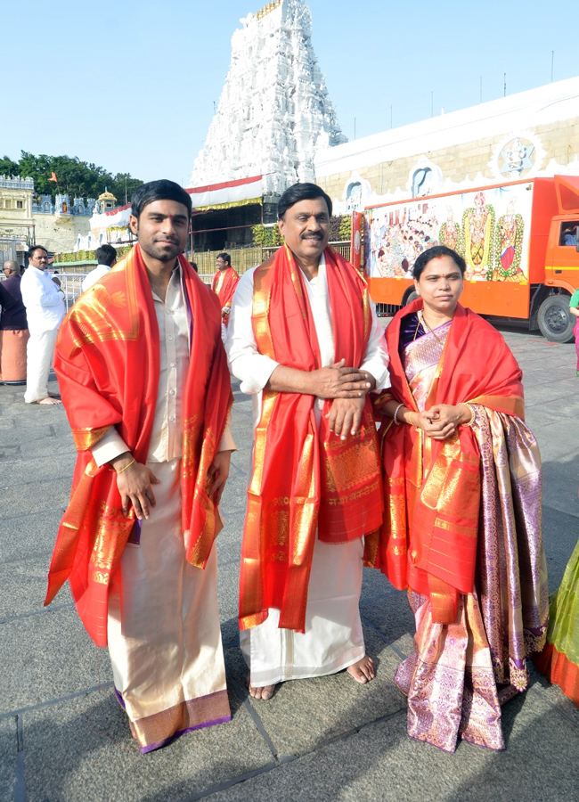 'Junior' movie hero Kireeti in Tirumala Srivari Seva (Photos)3