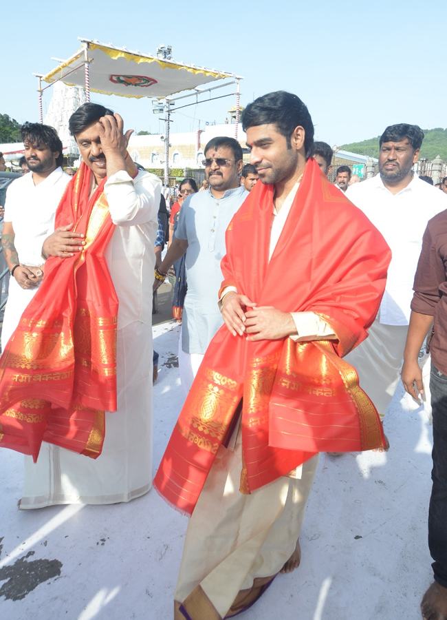 'Junior' movie hero Kireeti in Tirumala Srivari Seva (Photos)7