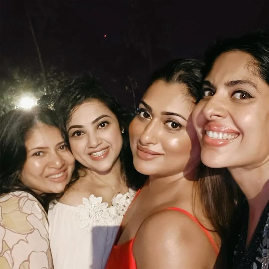 90s Stars Reunite in Style: A Joyful Celebration in Goa21