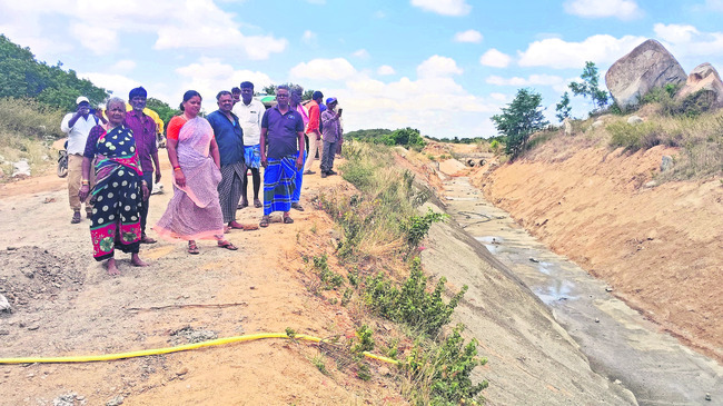 పరిహారం కోసం రైతుల ఆందోళన 1