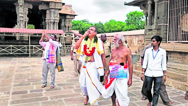 అహోబిలేశుడి సేవలో జైళ్ల శాఖ డీజీపీ  1
