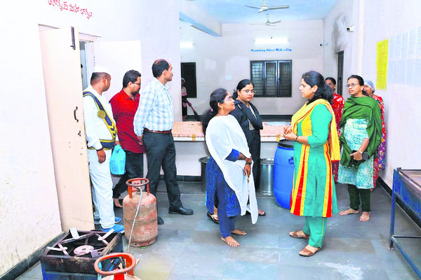 అర్హులందరికీ రేషన్‌కార్డులు ఇస్తాం 1