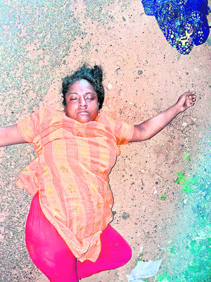 అనుమానాస్పద స్థితిలో మహిళ మృతి 2