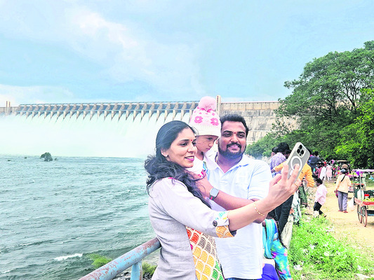 సాగర్లో పర్యాటకుల సందడి1