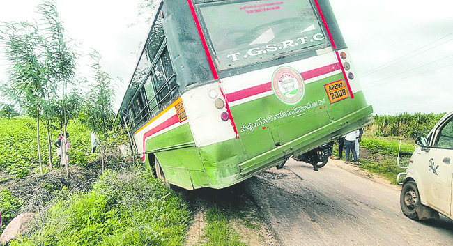 అదుపుతప్పి కాల్వలోకి దూసుకెళ్లిన బస్సు 1