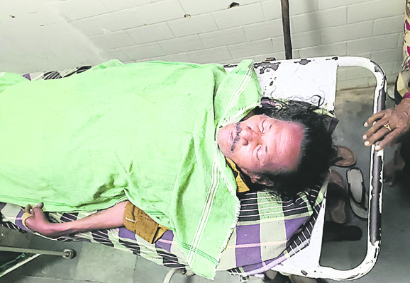 పిల్లర్ గుంతలోపడి వృద్ధుడు మృతి
1