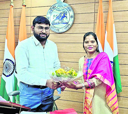 కొత్త కలెక్టర్ను కలిసిన జెడ్పీ ప్రెసిడెంట్ 1