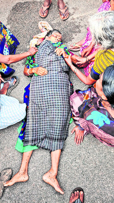 ద్విచక్ర వాహనాల ఢీ – మహిళ మృతి 1