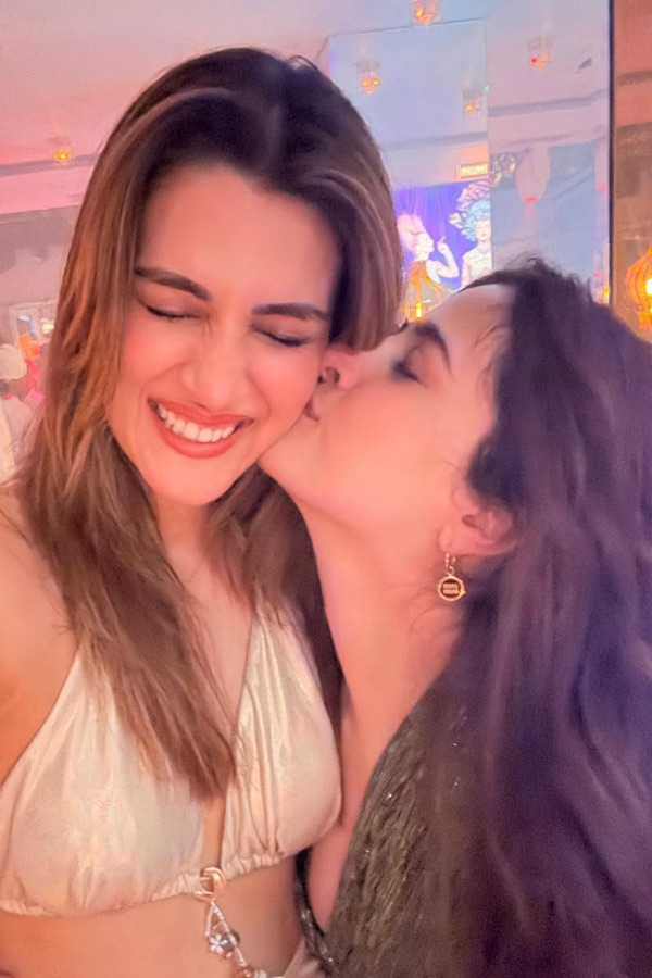 Actress Kriti Sanon Birthday Celebrations Photos12