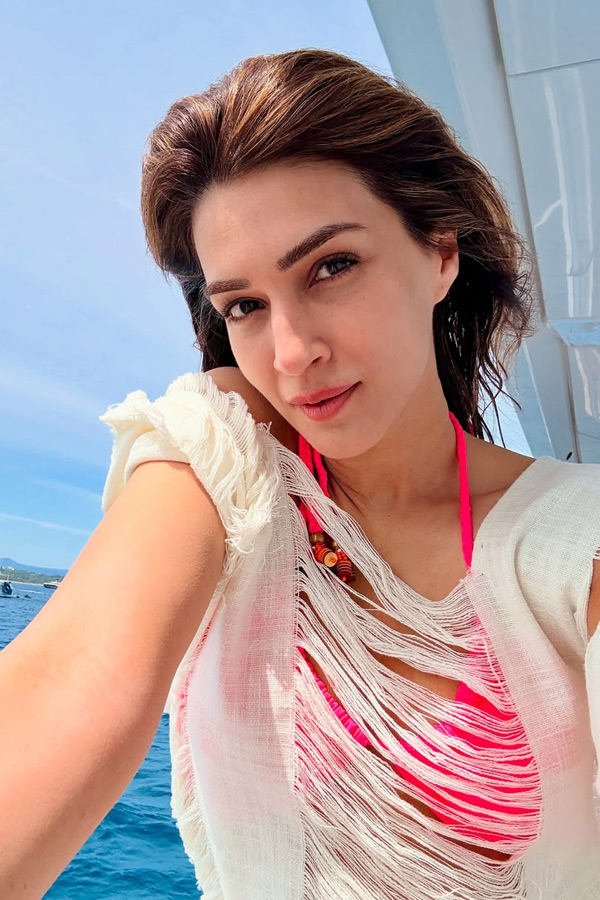Actress Kriti Sanon Birthday Celebrations Photos3