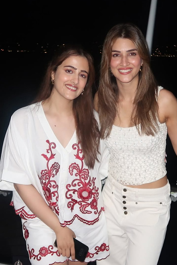 Actress Kriti Sanon Birthday Celebrations Photos5