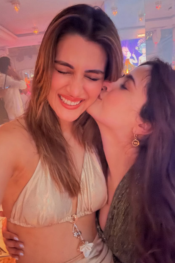 Actress Kriti Sanon Birthday Celebrations Photos8