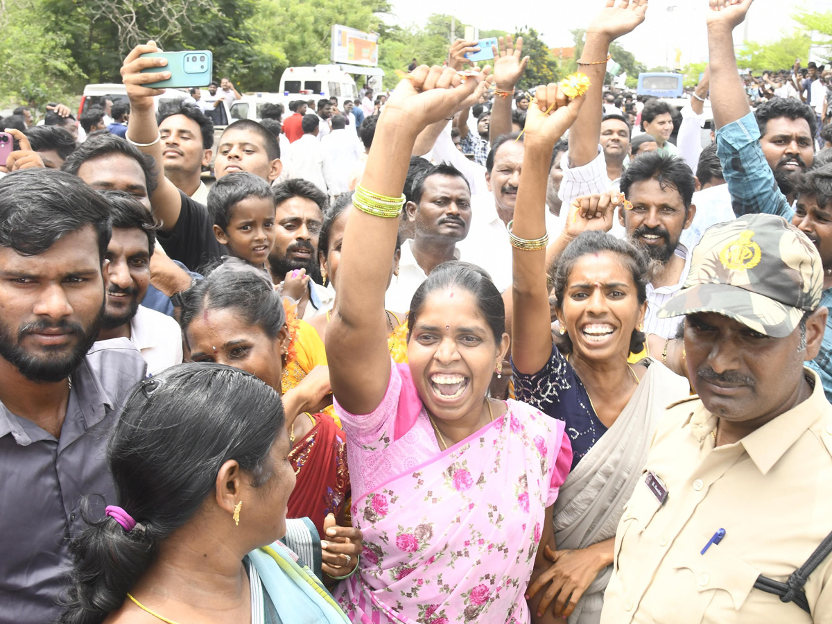 Huge Crowd At YS Jagan Nellore Tour Photos14