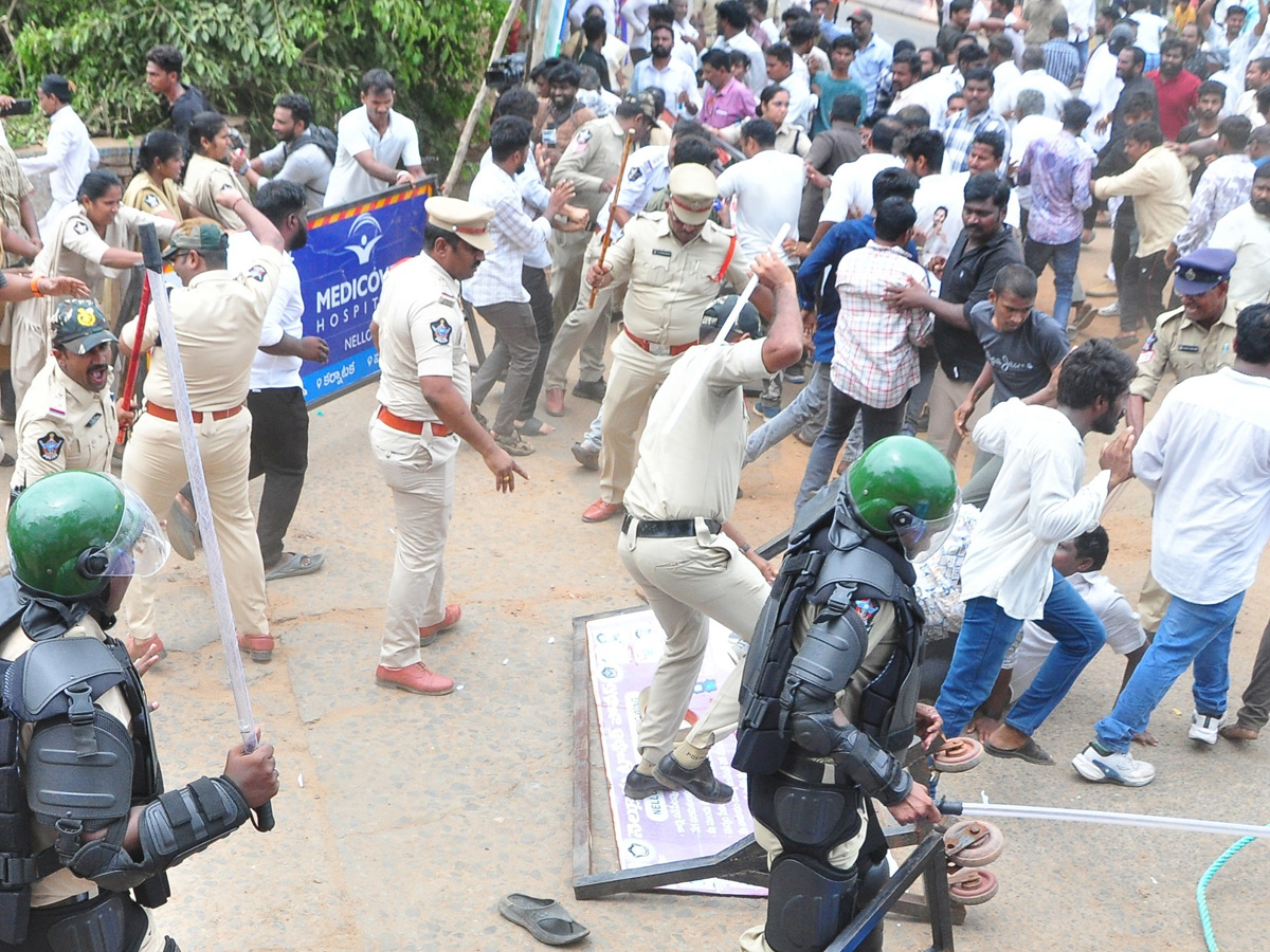 Nellore Police Over Action At YS Jagan Nellore Tour Photos5