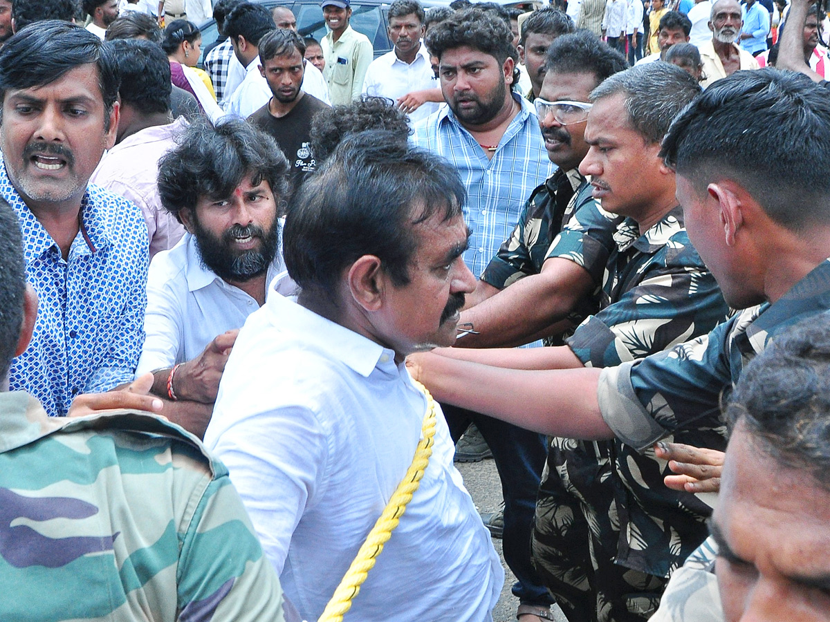 Nellore Police Over Action At YS Jagan Nellore Tour Photos13