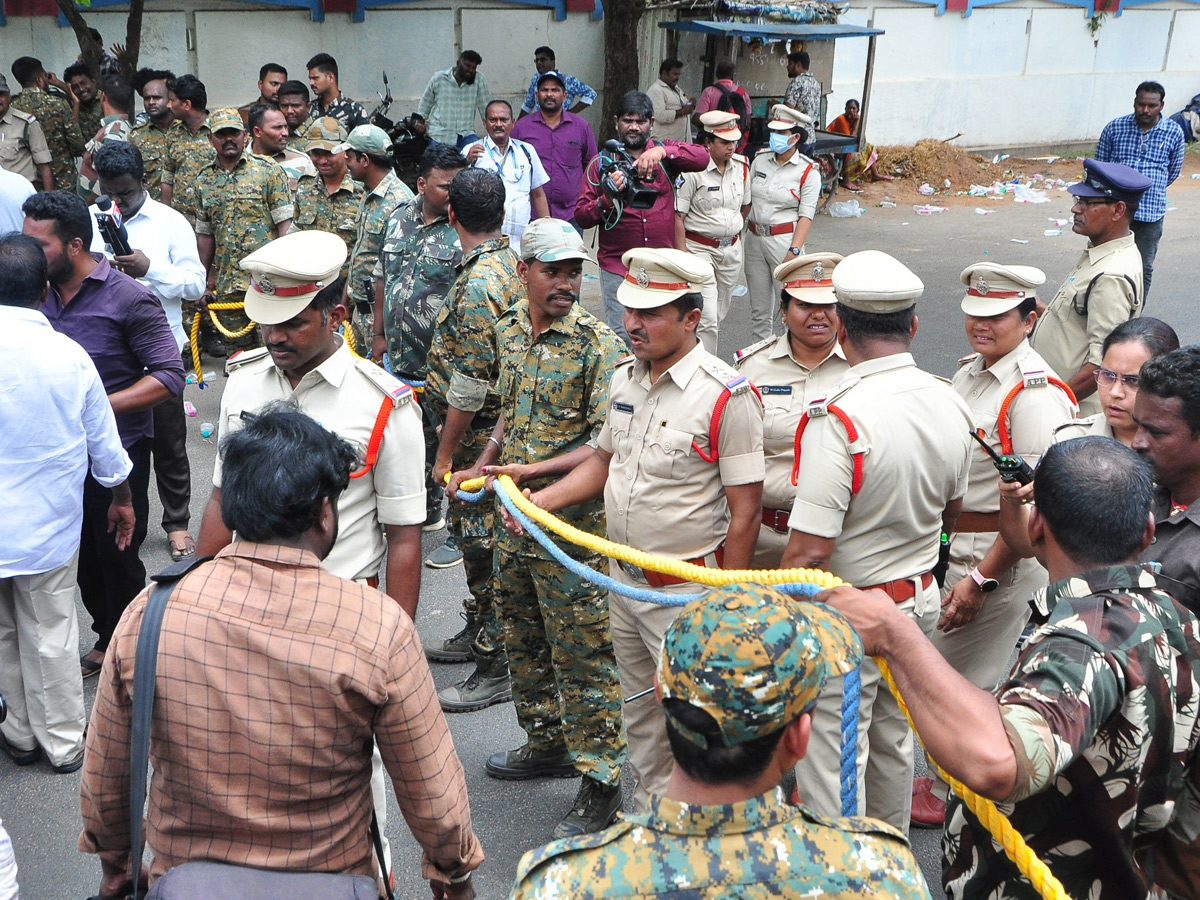 Nellore Police Over Action At YS Jagan Nellore Tour Photos16