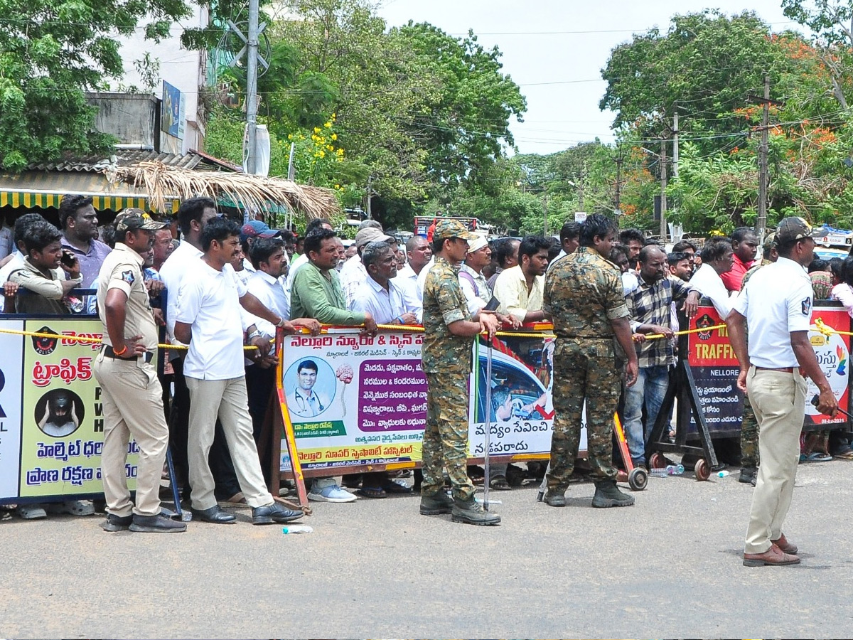 Nellore Police Over Action At YS Jagan Nellore Tour Photos17