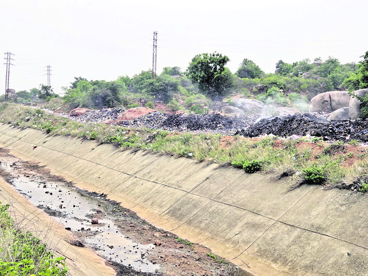 డంపింగ్ యార్డులతో డేంజర్ బెల్స్!5