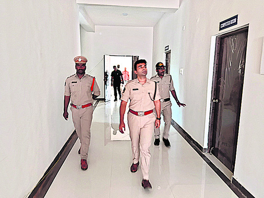 పోలీసు భవనాలకు రాజకీయ గ్రహణం 1