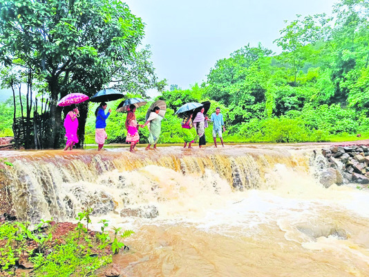 తగ్గని వర్షాలు.. పొంగిన గెడ్డలు 1