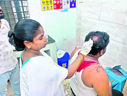 వైఎస్సార్సీపీ పంచాయతీ అధ్యక్షుడిపై దాడి1