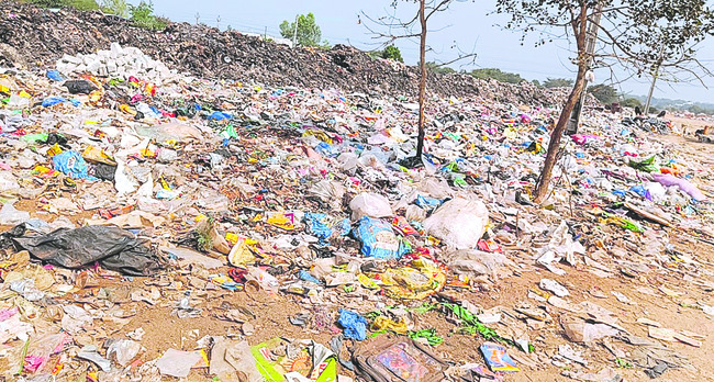 గుట్టలుగా చెత్త1