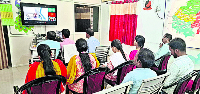 స్వర్ణాంధ్ర ఫౌండేషన్పై మంత్రి సమీక్ష 1