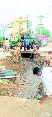 నాలాల క్లీనింగ్.. గుంత పూడ్చివేత2