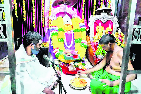 పెద్దమ్మతల్లికి సువర్ణ పుష్పార్చన1