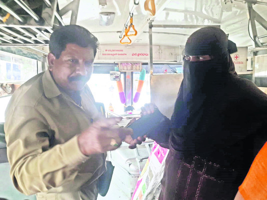 పోగొట్టుకున్న సెల్ఫోన్ అప్పగింత 1