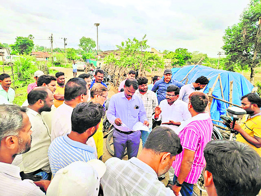 నాటిన మొక్కలను సంరక్షించుకోవాలి
1