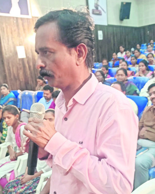 ఫైల్ పట్టుకుని తిరుగుతున్నారు..
2