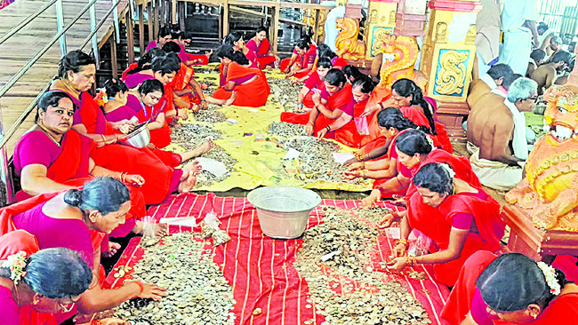 ఒరిగిన అమరేశ్వరాలయ రాజగోపురం తలుపు
1